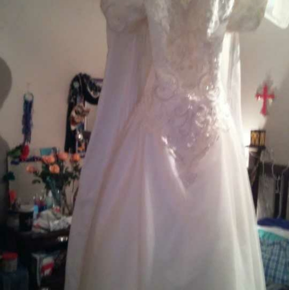 Beautiful ivory wedding dress - Picture 1 of 2